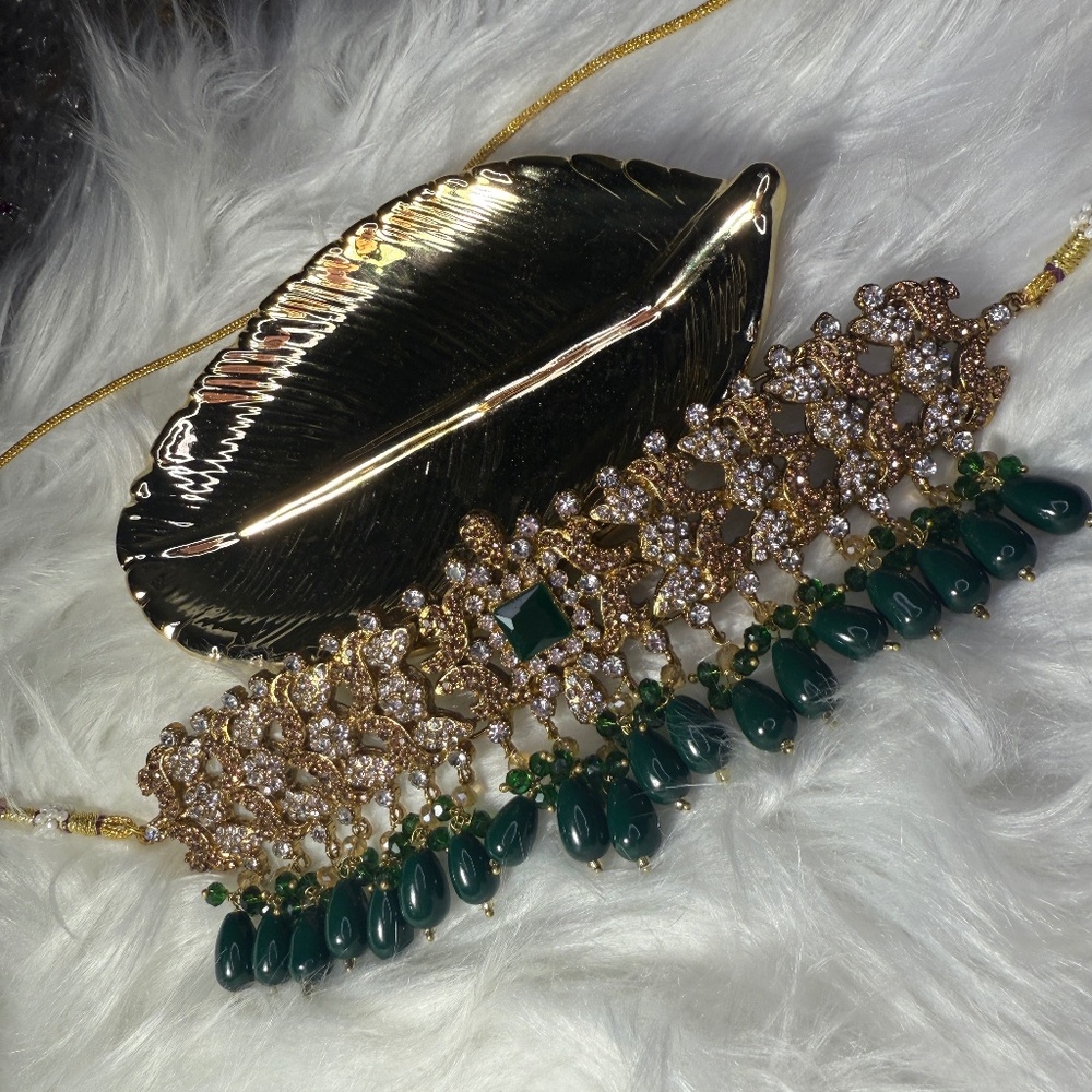Emerald choker with white and antique stones